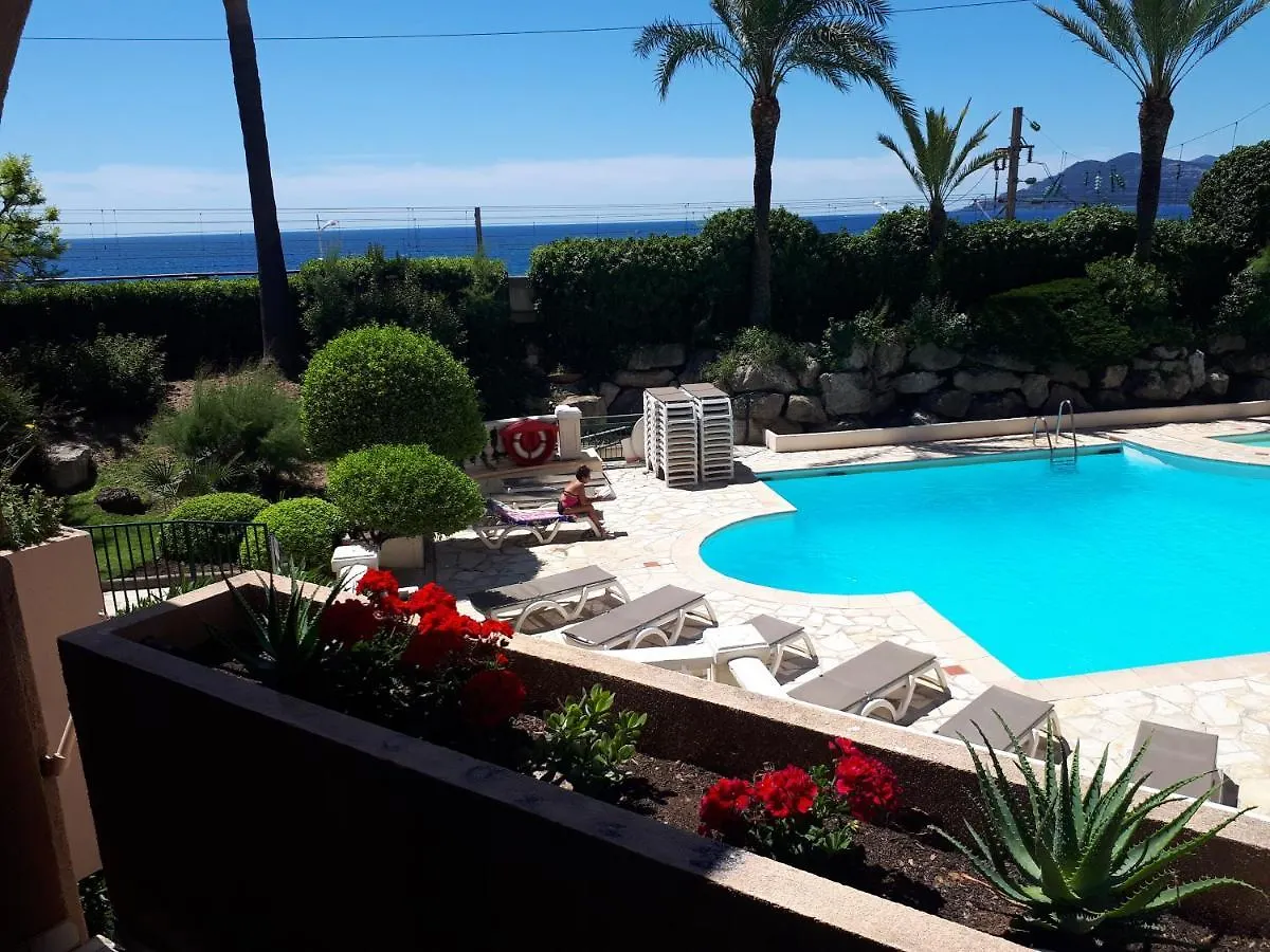 2 pièces refait à neuf cannes la bocca Appartement